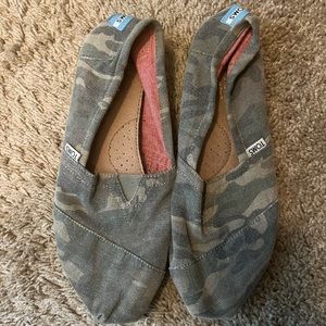 Toms Camo slip on